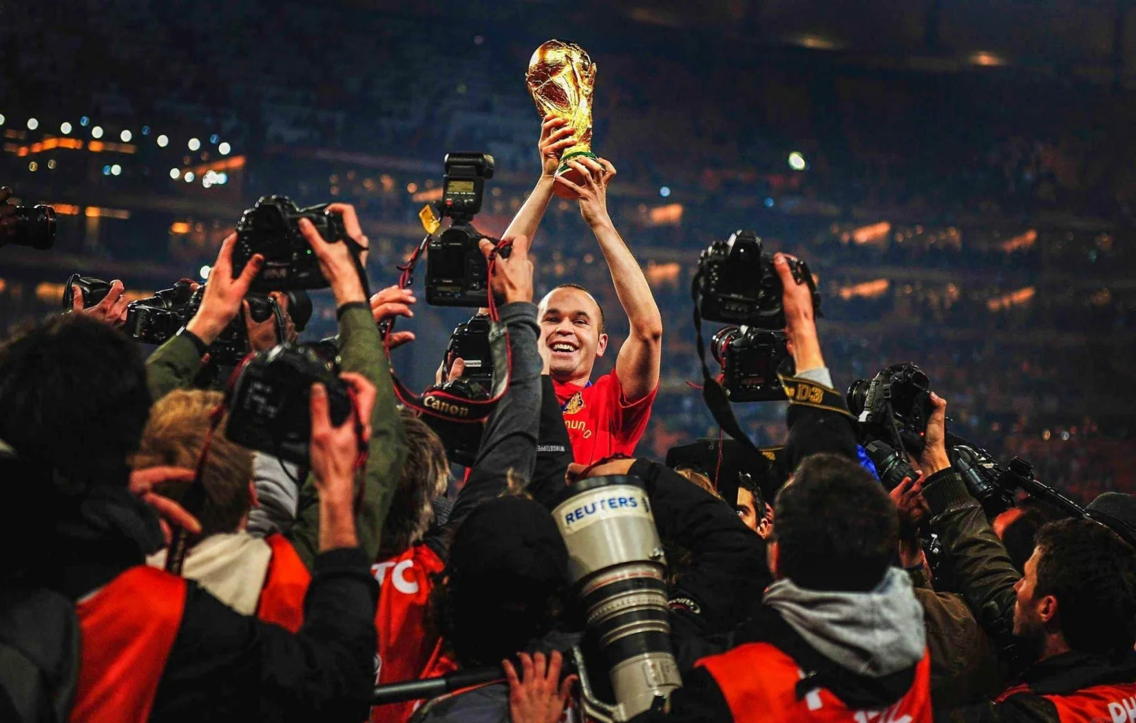 足球传奇：巴西名宿在慈善比赛中展现出色表现