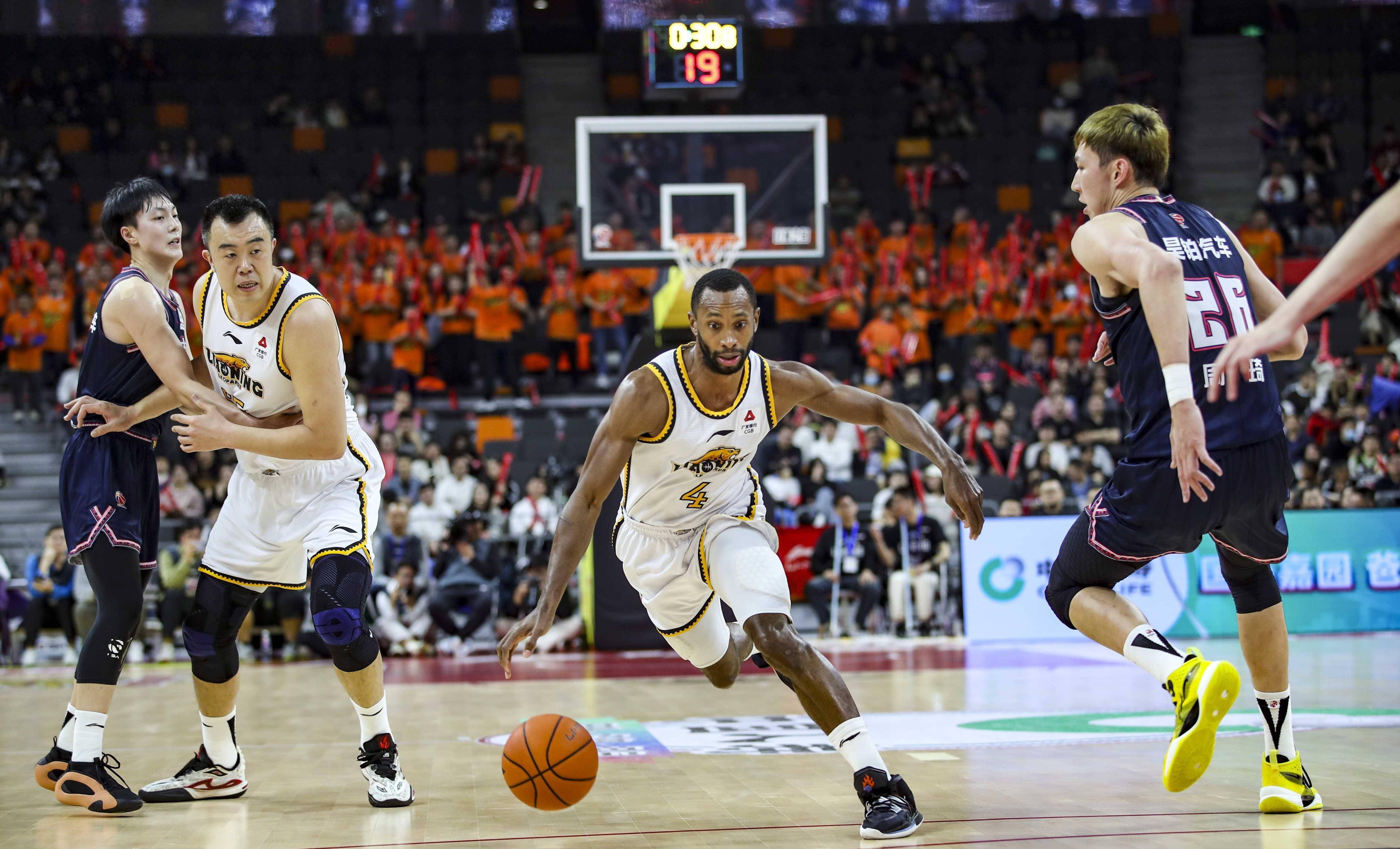 球队集训备战篮球比赛，努力提升团队默契