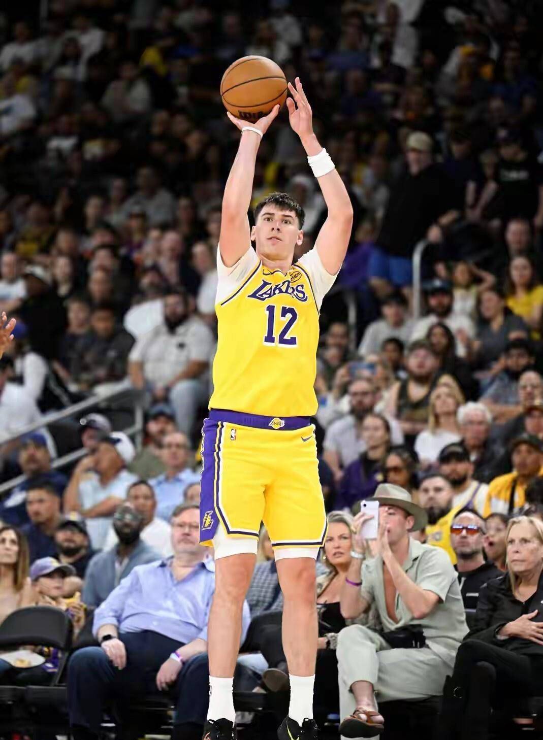 湖人险胜黄蜂，特雷杨统治全场