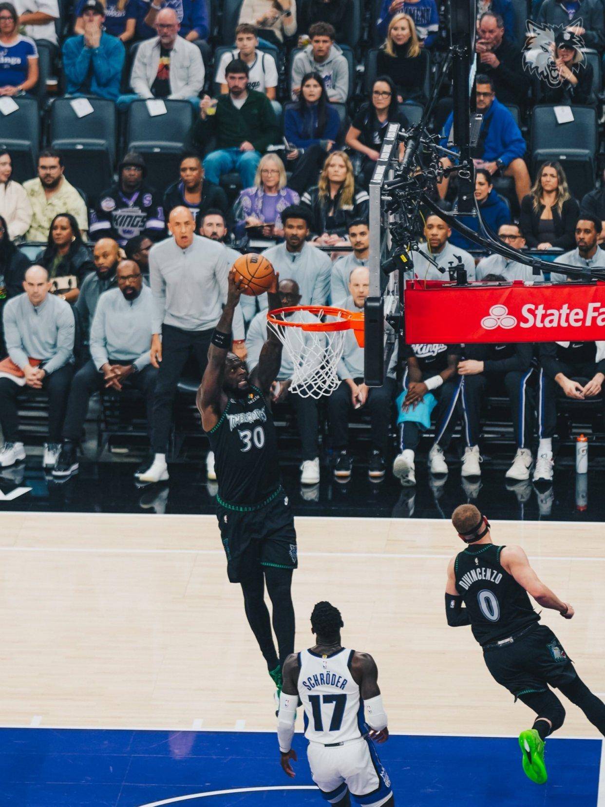 爵士完胜尼克斯，戈贝尔扛起全队